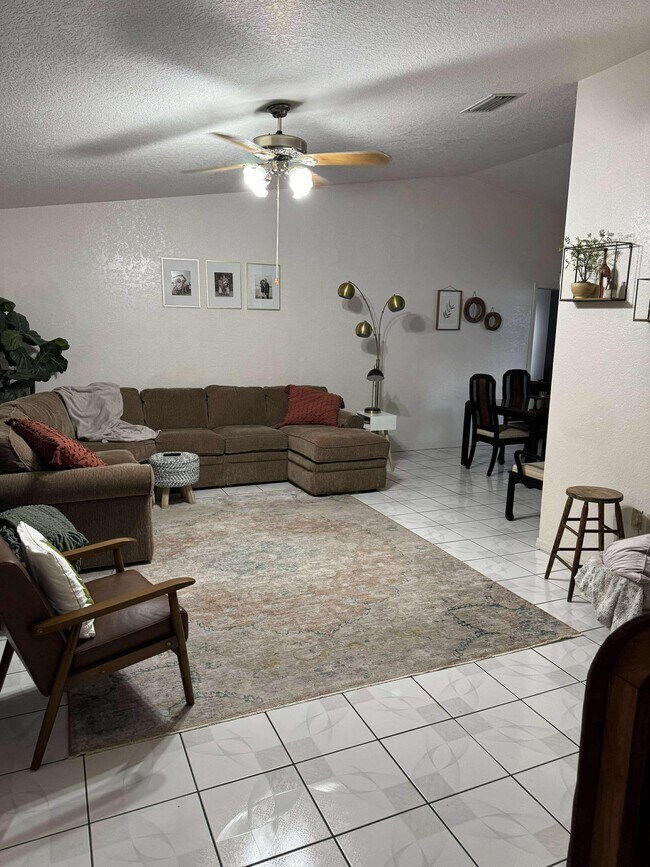 Sala de estar - 21312 Wardell Ave