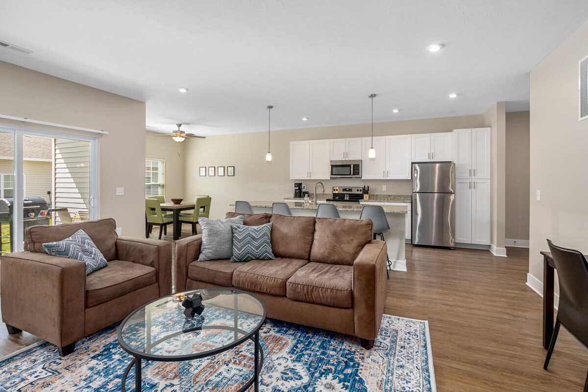 Primary Photo - 3846 Muscat Dr SW