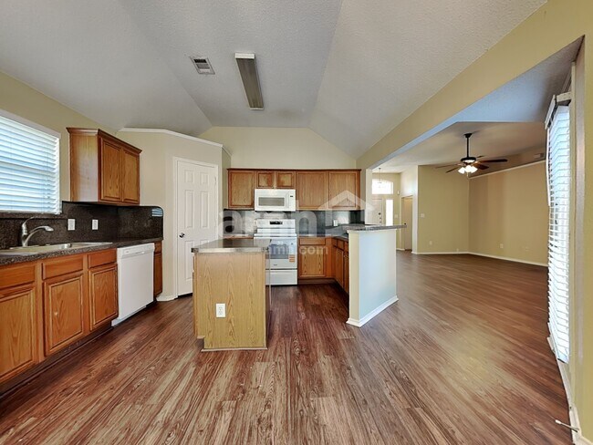 Building Photo - 733 Grandview Ave