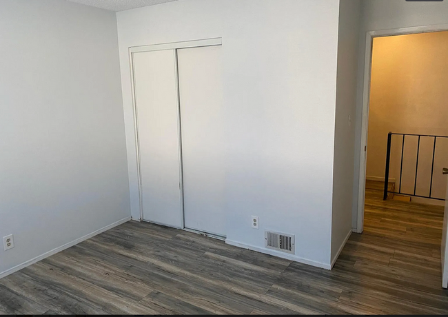 Building Photo - 2bed/1bath with Central AC! Garage! Laundr...