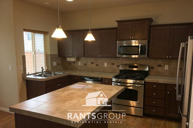 Foto del edificio - Spacious 4-Bedroom Craftsman Home in Lacey!