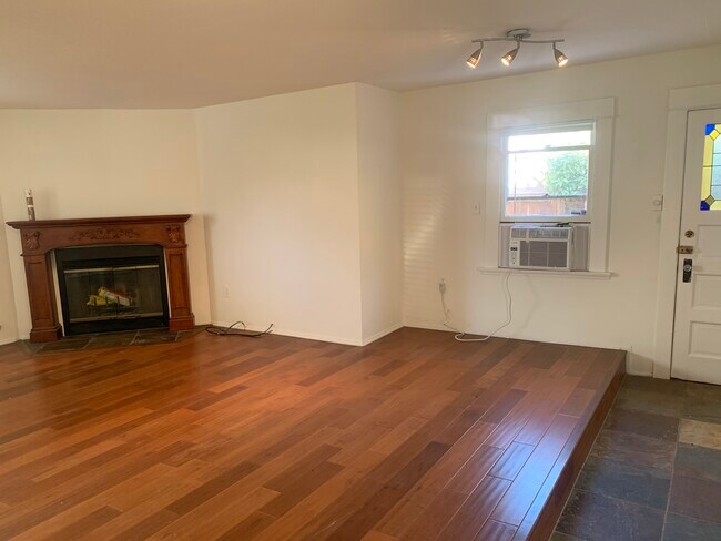 Sala de estar con chimenea y aire acondicionado - 3728 E 5th St