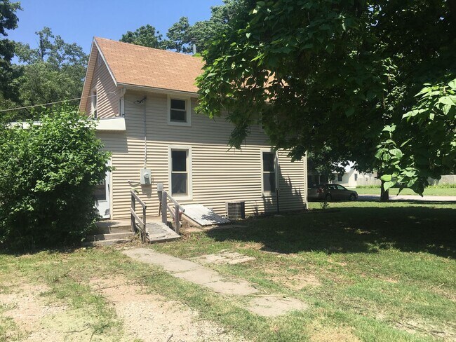 Foto del edificio - $1100 - 3 bed 1 bath - Single Family Home