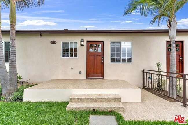 Building Photo - 6915 Encino Ave