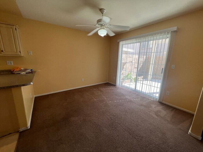 Building Photo - Spacious 2bed/ 2.5 bath Townhouse in Gated...