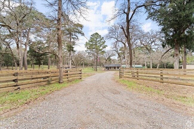 Building Photo - 533 Pine Canyon Dr