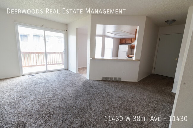 Building Photo - Spacious 3 Bedroom, 1.5 Bathroom - In Unit...