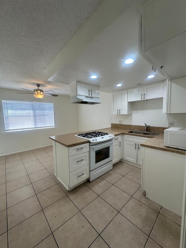 Foto del edificio - 8533 Rose St