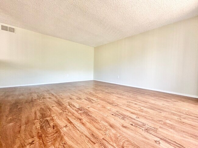 Foto del edificio - 5204 Yarmouth Ave. Encino, CA 91316