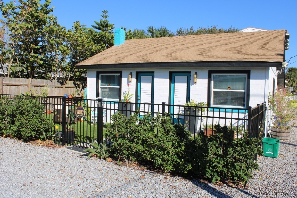 301 N Cooper St, New Smyrna Beach, FL 32169 Townhome Rentals in New