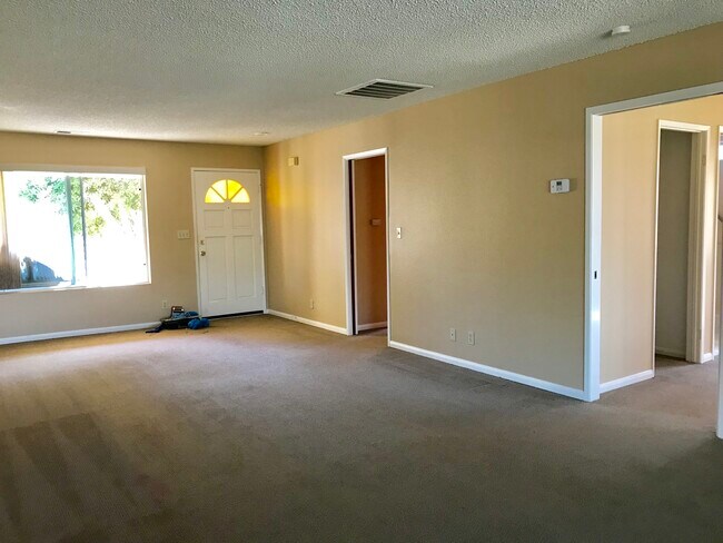 Foto del edificio - 1400 Flame Tree Ln