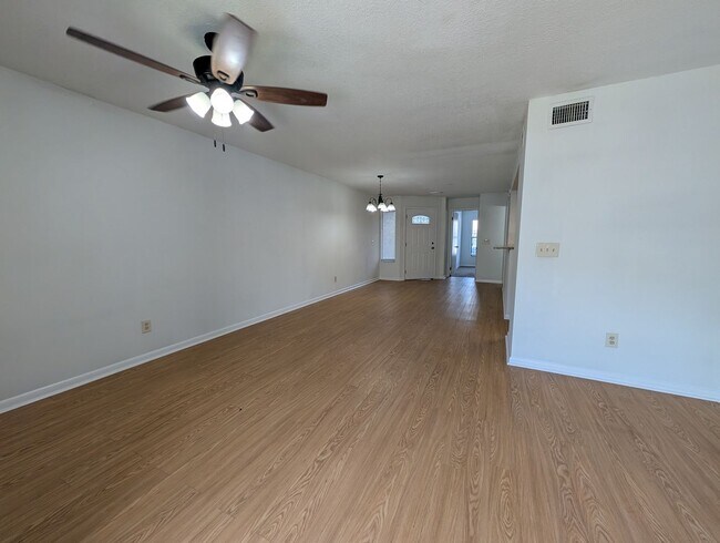 Foto del edificio - NOW AVAILABLE! Upgraded 3 Bedroom, 2 Bath Townhome with a Fenced yard, and close to NAS Jax and I...