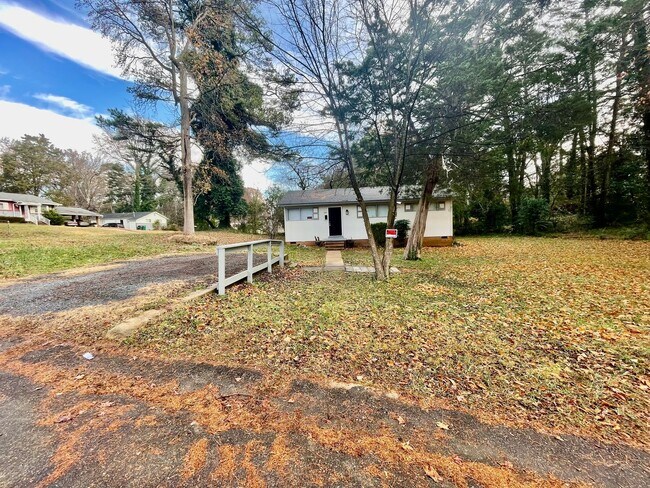 Foto del edificio - Introducing a charming 3 bedroom, 1 bathroom house located in the heart of Charlotte, NC.