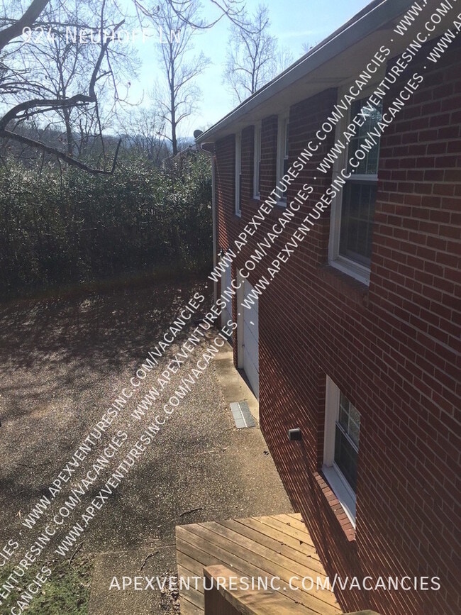 Photo - 924 Neuhoff Ln- House