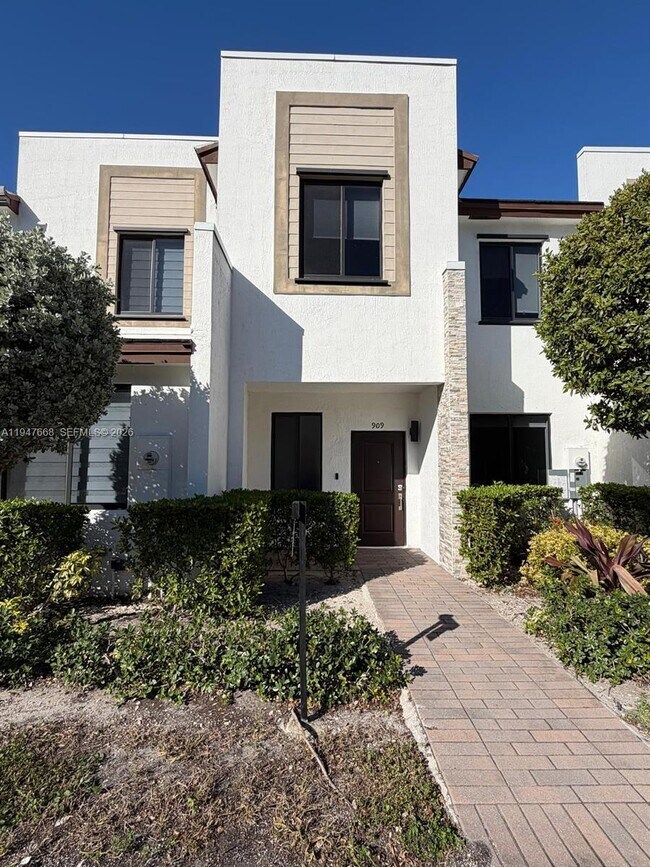 Foto del edificio - 909 NE 211th St