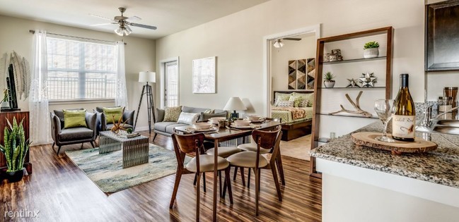 Building Photo - 2 br, 2 bath Apartment - 2900 Broadmoor Dr