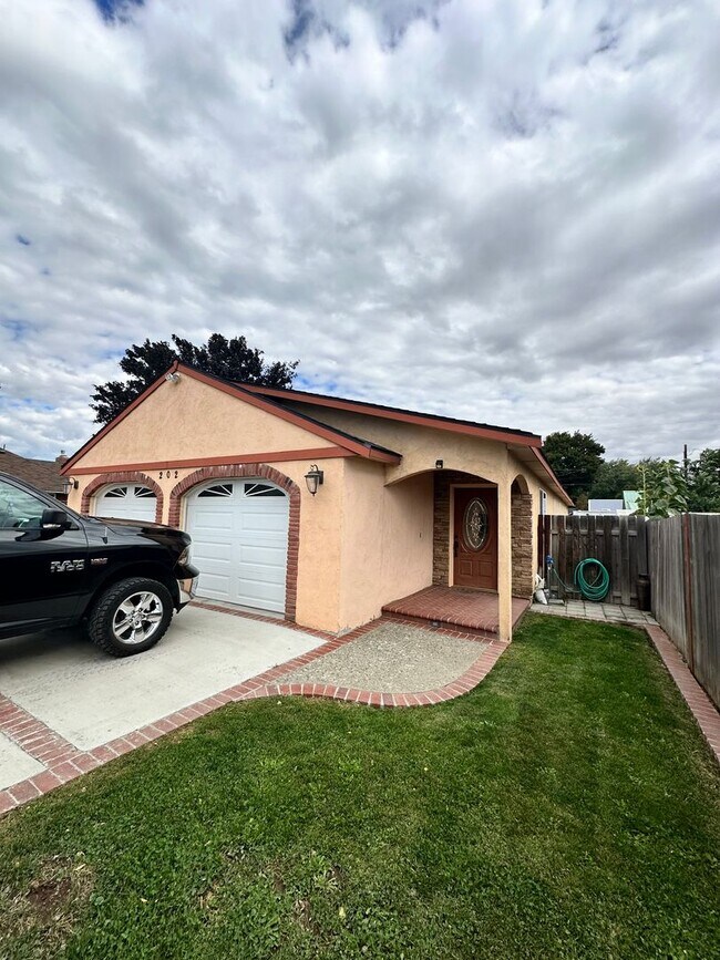 Building Photo - Gorgeous big PET FRIENDLY HOUSE