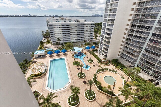 Foto del edificio - 7601 E Treasure Dr