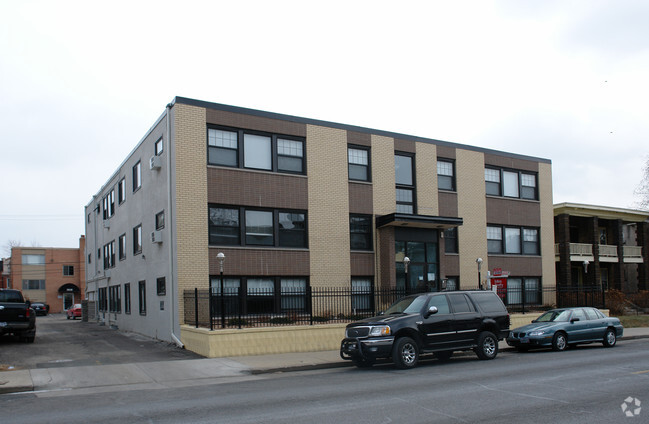 Well maintained buildling - Lyn Lake