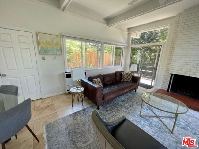 Building Photo - 677 Las Lomas Ave