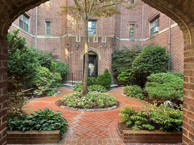 Foto del edificio - 240 Halstead Ave