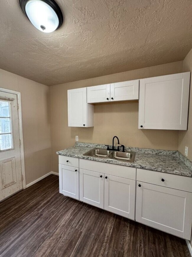 Foto del edificio - 2 bed one bath all new inside!