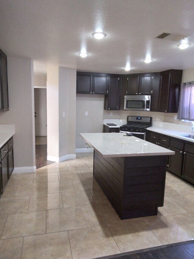 Foto del edificio - 5926 Rose Sage St