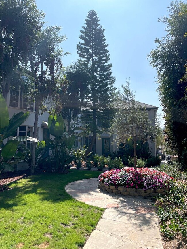 Foto del edificio - 3204 Rowena Ave