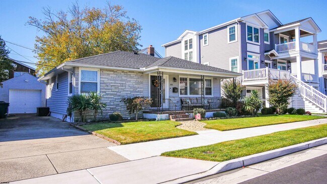Building Photo - 410 N Mansfield Ave