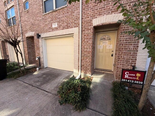 Foto del edificio - 2710 Hullsmith Dr