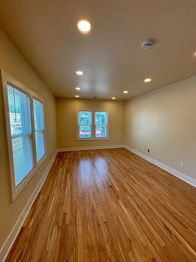 Building Photo - 901-903 E Center St