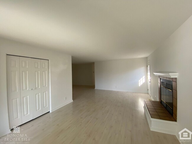 Building Photo - Updated 3bd/2ba Duplex!