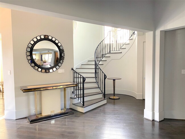 Building Photo - 4642 Devon St