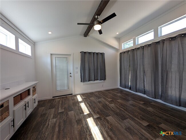 Foto del edificio - 120 Water Hole Ln