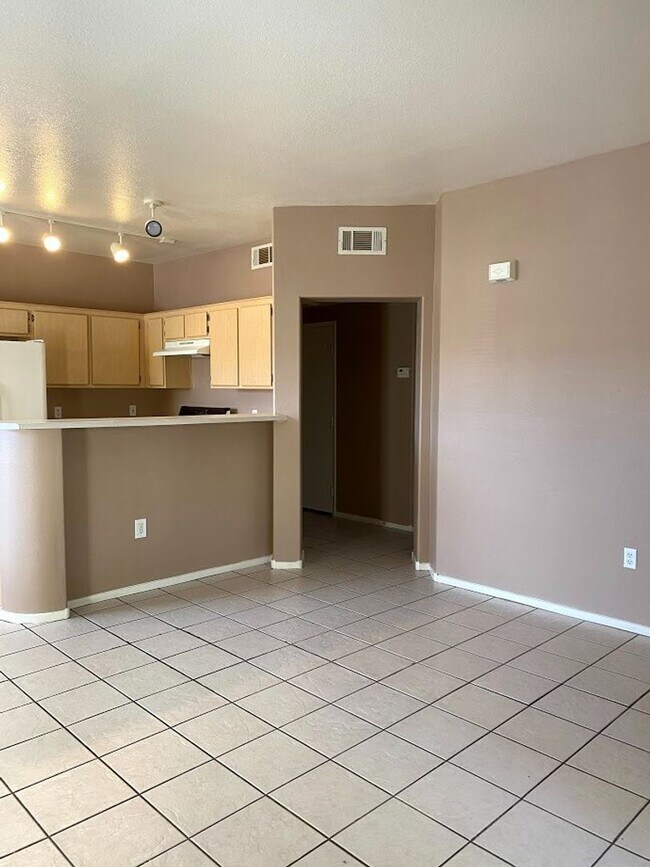 Building Photo - Ready to Move In - Ground Floor