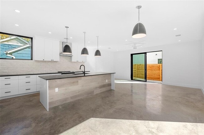 Foto del edificio - 2101 Thrasher Ln