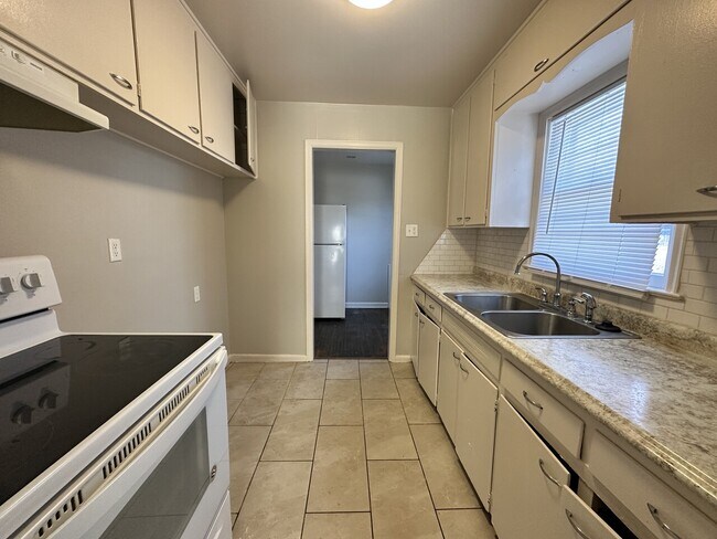 Building Photo - 616 Eastridge
