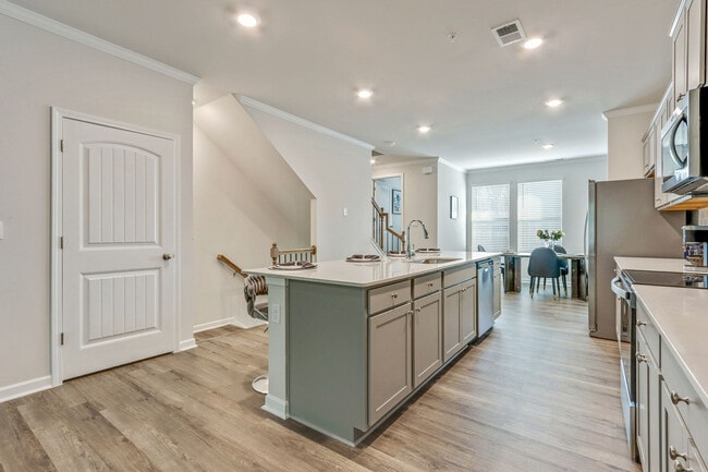 Building Photo - Room in Townhome on Chestnut Trce