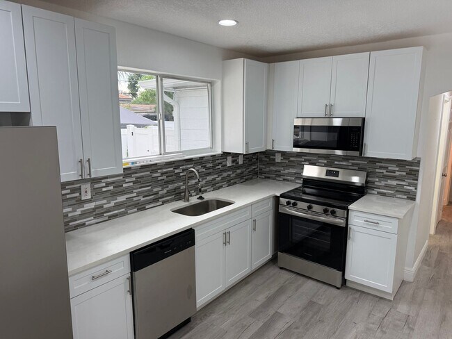 Foto del edificio - Charming 4-Bed Home with Bonus Room in Tampa! Landscaping/Utilities Included. Available Now!!