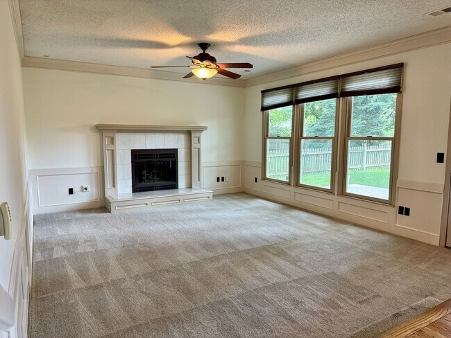 Foto del edificio - {12009} Available Immediately + Finished Lower Level + Olathe Schools