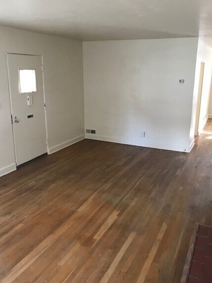 Living Room - 321 E Irvin Ave