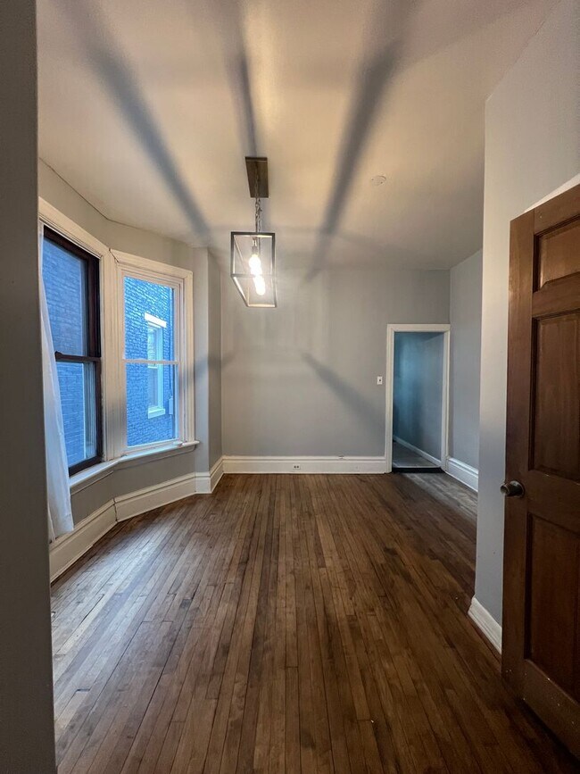 Foto del edificio - Renovated and Charming Townhome Available Now