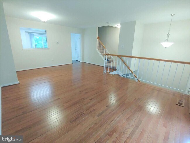 Foto del edificio - 1619 Howard Chapel Ct