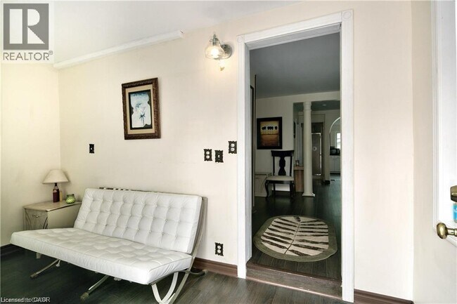 Photo du bâtiment - 42 5th Ln