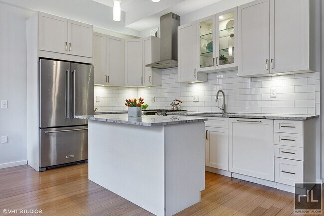 Foto del edificio - Massive 1300 SQ.FT. Loft, 3 beds, 2 baths,...