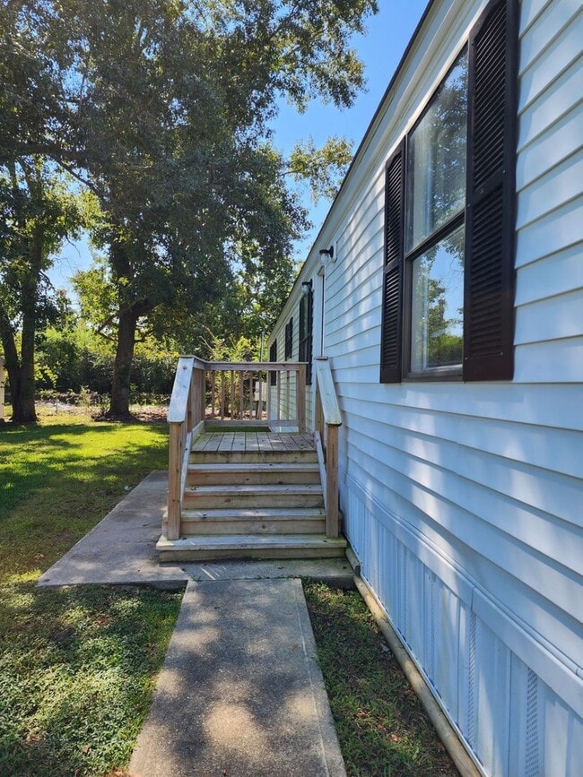 Building Photo - Coming Soon!!! 124 Littleton-Midway Park