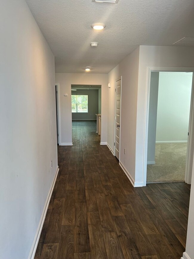 Building Photo - Beautiful 4BR/2BA home with Community Pool...