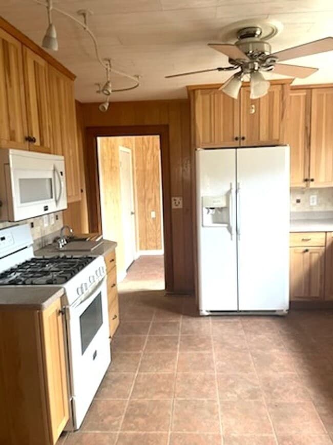 Building Photo - Five Bedroom Three Bath Home in Cross Lanes minutes from I-64 For Quick Access to Charleston and/...