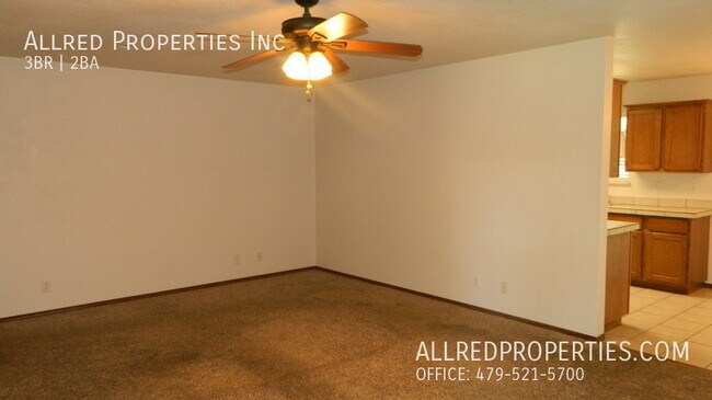 Building Photo - 822 N Daisy Ln