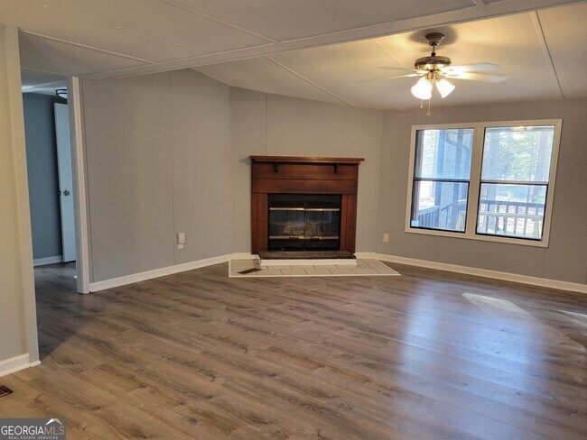 Foto del edificio - 1055 Burnett Ferry Rd SW